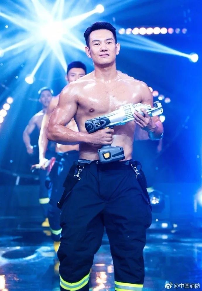 浴火重生的逆行者，肌肉越大責任越大，這才是真漢子——中國消防員(圖2)