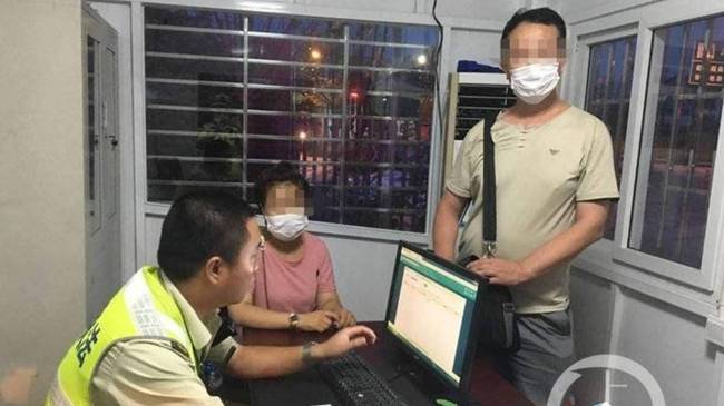 話嘮遭人煩！男女坐車旅游因話太多，被司機(jī)丟在了高速上 