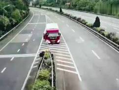 話嘮遭人煩！男女坐車(chē)旅游因話太多，被司機(jī)丟在了高速上 (圖2)