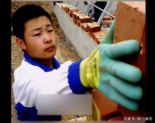 正能量！搬磚男孩工地上收到通知書，如今畢業(yè)成為一名軍官！