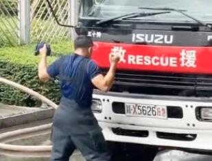 新手消防員分管供水車開心到飛起 具體是怎么回事？(圖1)