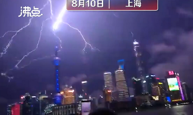 網(wǎng)友：誰在渡劫？上海東方明珠被閃電擊中？已裝備環(huán)形避雷針，并未“親吻”到 (圖3)