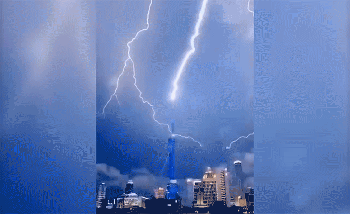 網(wǎng)友：誰在渡劫？上海東方明珠被閃電擊中？已裝備環(huán)形避雷針，并未“親吻”到 