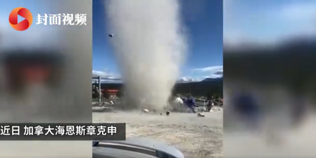 加拿大龍卷風(fēng)精準(zhǔn)襲擊水果攤，卷走水果和現(xiàn)金后消散，攤主很無奈