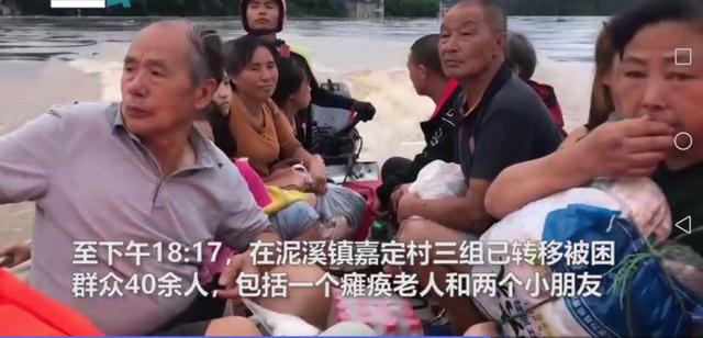 四川村民被洪水圍困屋頂，村民用揮旗的方式求救(圖4)
