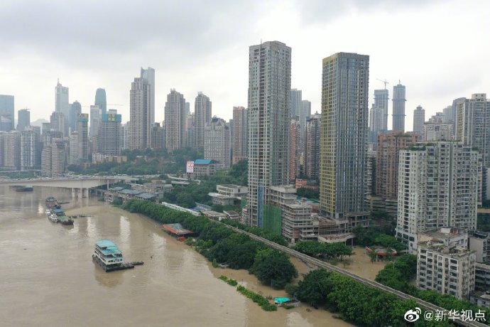 重慶洪崖洞等多處景點(diǎn)被淹，已啟動(dòng)史上首次防汛I級(jí)應(yīng)急響應(yīng)