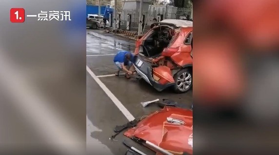 北汽新能源汽車冒煙遇水又爆炸 電動(dòng)車起火該怎么做？(圖3)