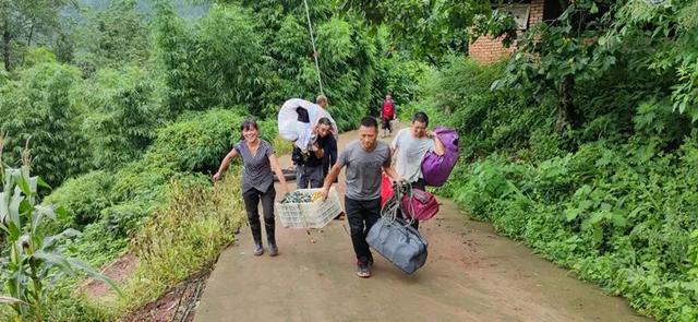 女子發(fā)現(xiàn)客廳1厘米裂縫救下21戶村民，6座民房被夷為平地(圖5)
