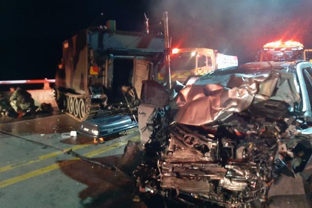 突發(fā)！美軍裝甲車與韓國私家車相撞：4名平民死亡（圖）(圖2)