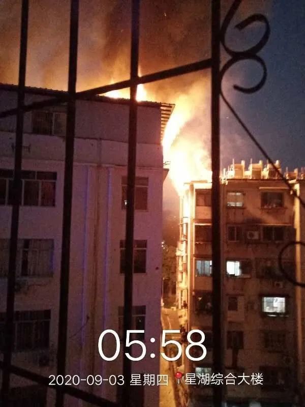 南寧一小區(qū)樓頂燒成火?，F(xiàn)場圖曝光 廣西南寧小區(qū)頂樓倉庫火災(zāi)原因 明火伴有濃濃黑煙