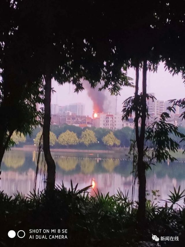 南寧一小區(qū)樓頂燒成火?，F(xiàn)場圖曝光 廣西南寧小區(qū)頂樓倉庫火災(zāi)原因 明火伴有濃濃黑煙現(xiàn)已被撲滅(圖5)