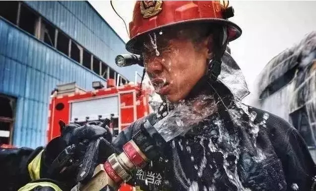 消防裝備：消防員戰(zhàn)斗服是干的還是濕的好？有怎么區(qū)別？(圖2)